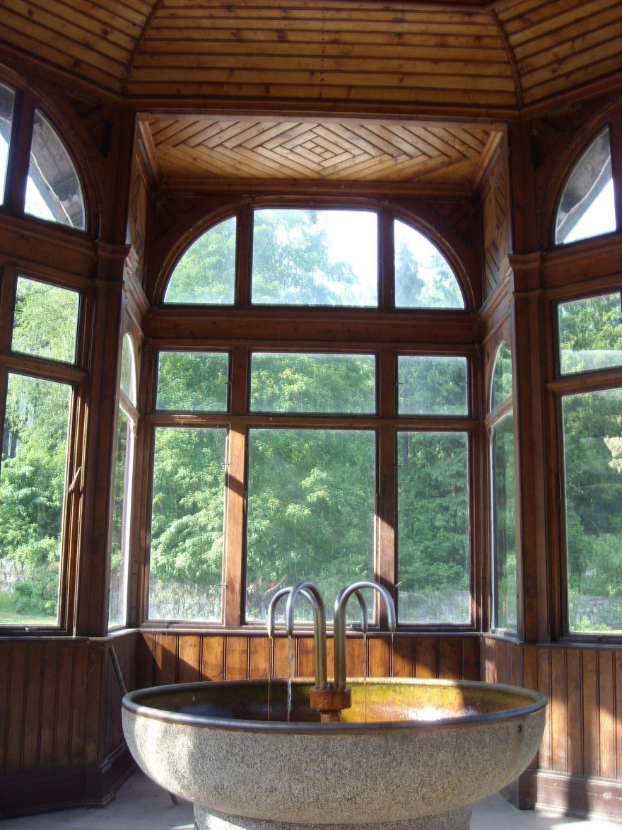 Karlová Studánka - altánek s pramenem