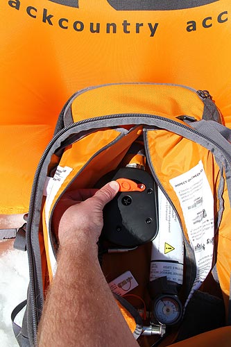 Vypouštění nafouknutého BCA batohu je jednoduché, po odsunutí krytu se pouze zamáčkne pojistka dovnitř