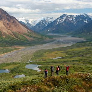 Národní park Denali na Aljašce je obrovským územím severské divočiny, která je nejen přísně chráněna, ale zároveň je také z velké části otevřena návštěvníkům. Můžete se tak vydat nazdařbůh do divočiny, kde nejsou cesty, chaty ani kempy a úžívat si ten uni