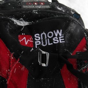 Horní popruh k uchycení lyží nebo snowboardu na lavinovém batohu Snowpulse Guide 30