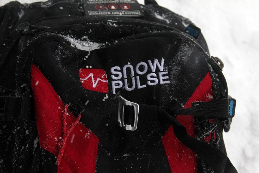 Horní popruh k uchycení lyží nebo snowboardu na lavinovém batohu Snowpulse Guide 30