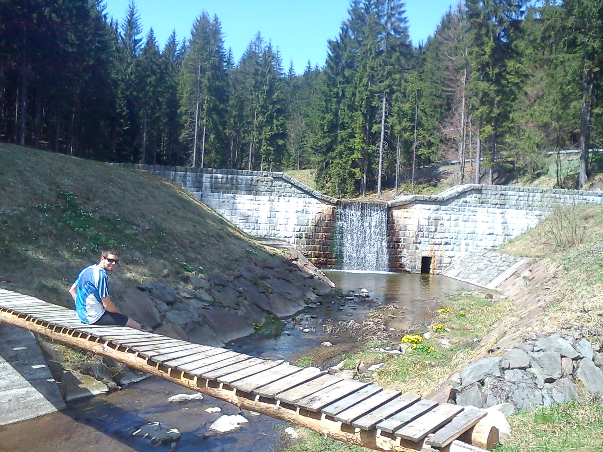 Tom a vodní nádrž kousek za Bílou