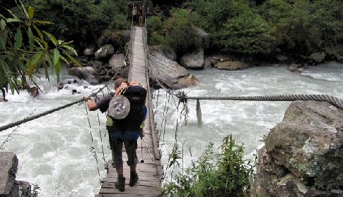 Nepál, Kangchenjunga, jeden z mnoha mostů přes peřeje