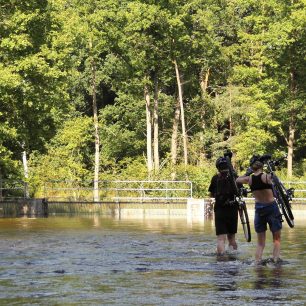 Jižní Čechy, Třeboňsko, brození na hrázi rybníku Rožmberk