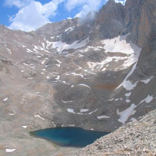 Jezero v údolí Cimbar, Ala daglari, Turecko