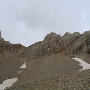 Diagonála vpravo = sestupová cesta do údolí Narpuz, Ala daglari, Turecko