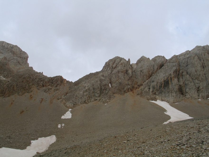 Diagonála vpravo = sestupová cesta do údolí Narpuz, Ala daglari, Turecko