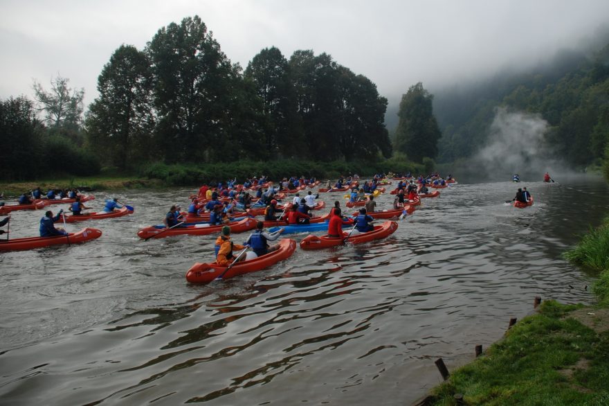 Po startu se závodníci vydali proti proudu