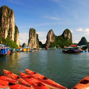 Kajak je nejlevnější a nejromantičtější možnost, jak poznat zátoku Halong.