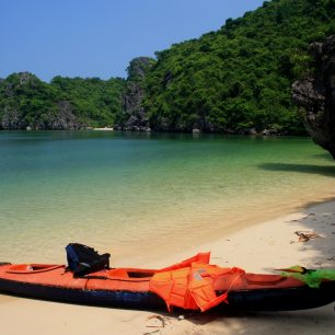 Lézt se dá i jištěné cesty z některých pláží.