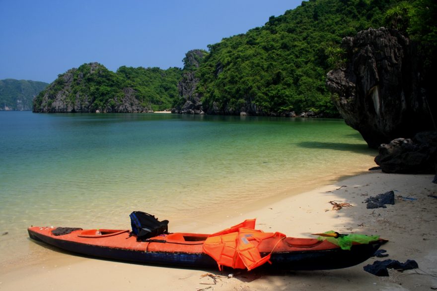 Lézt se dá i jištěné cesty z některých pláží.