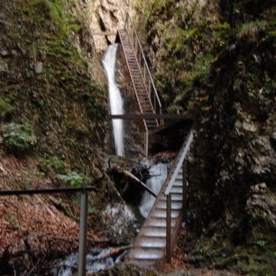 Úzká dolina plná říček