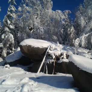 Zasněžené kameny před úpravou