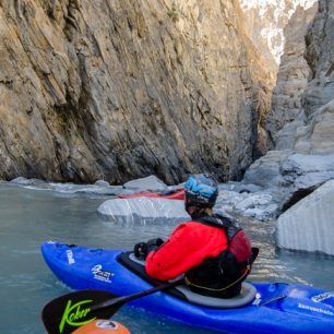 Pohled do úzké soutěsky