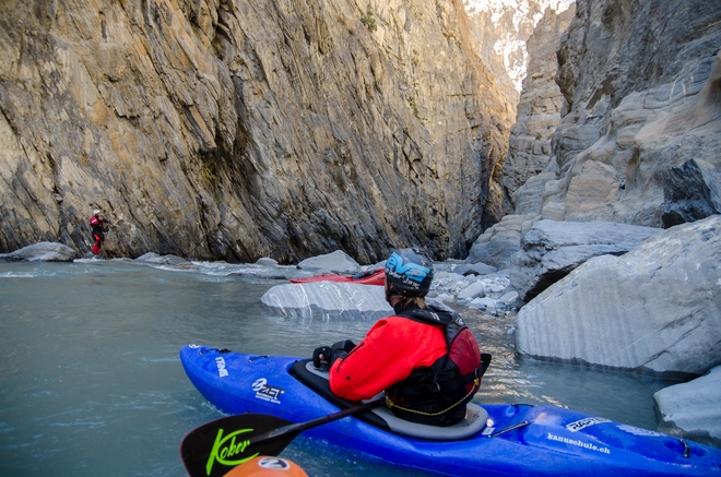 Pohled do úzké soutěsky