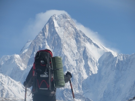 Pohled na obávaný Gasherbrum IV při cestě do base campu