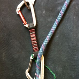 Lano cvaknuté v expresce, která je na štandu.