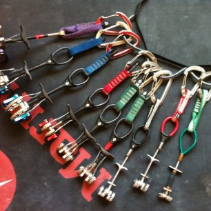 Jedna z možností jak nosit materiál: nacvakaný na smyčce. Nejmenší kusy jsou v předu. Velké na zadní části smyčky. Každý friend má svoji karabinu.