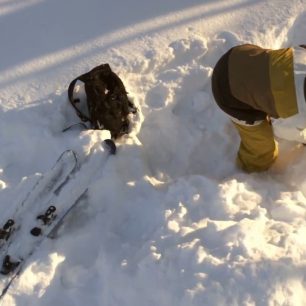 Sundat lyže, vykopat hrob, ...