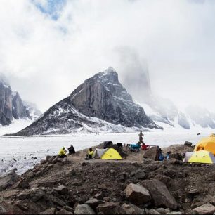 Špatné počasí museli lezci přečkat v táboře