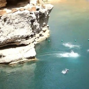 Hledání zlaté rybky ve vodě