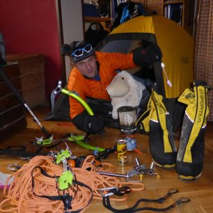 Správná příprava nesmí unavit, musí prověřit. Dále nejlépe se přivyká zimě, když se jí obloukem vyhnete. Důležitý faktor vždy      sehraje šťastná ruka na parťáka, tak na to nezapomeňte. Base Camp Vinohrady Prágl, archiv Máry Holečka