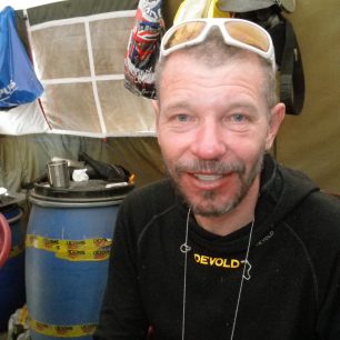  Zdenda po jedenácti dnech znovu v Base Campu. Vrchol Nanga Parbatu 8126metrů v kapse. Každý metr jsme si museli prošlapat, nikdo jiný nám nepomohl, a ve stěně nad námi nikdo nepůsobil. Od 5800metů alpským stylem nahoru a dolů. Hora byla jenom naše, archi