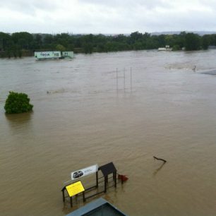 Pohled na budovy loděnice v Troji