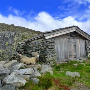 Nouzový přístřešek poblíž jezera Leirvatnet