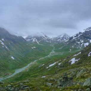 Pohled na údolí řeky Visa a chatu Spiterstulen