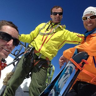 Trojice horolezců/lyžařůna vrcholu