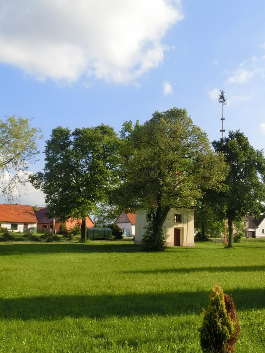Elegantní a šarmantní:  takový je outfit májky s dlouholetou tradicí a s dvěma ozdobami kolem jejího štíhlého krku