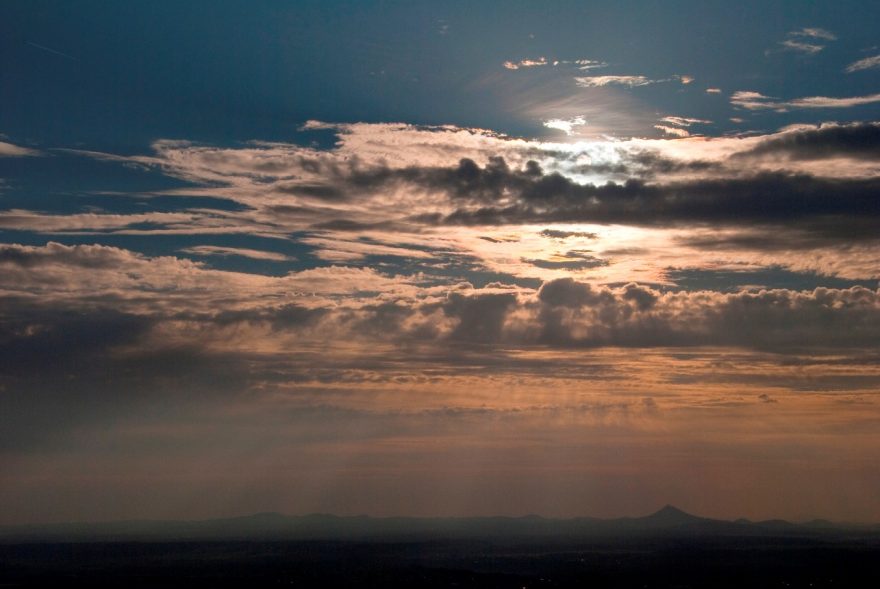 Západ slunce nad Českým středohořím