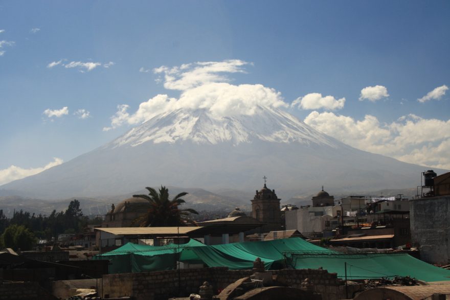 Pohled na El Misti z centra Arequipy