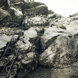 Zajištěná skalní plotna pod chatou Welserhütte