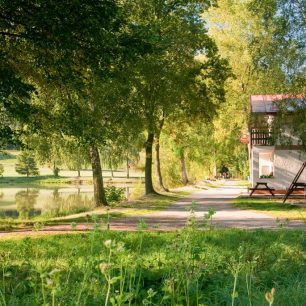 Pohodička u rybníka