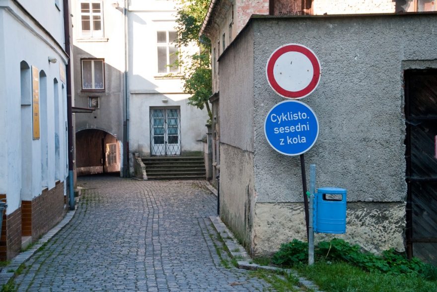 Pozor za náměstím!