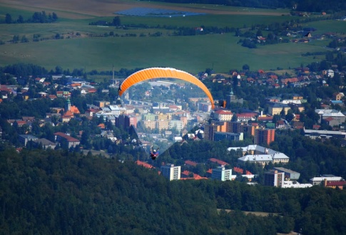 Velký Javorník je oblíbeným místem pro paragliding