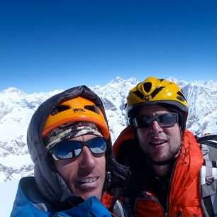 Dvojice horolezců na vrcholu