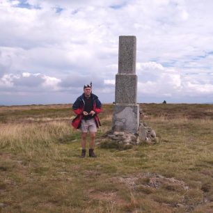Kamenný trojmezník na vrcholu