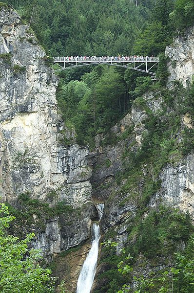 Most Marienbrücke klenoucímu se nad řekou Pöllat , Německo