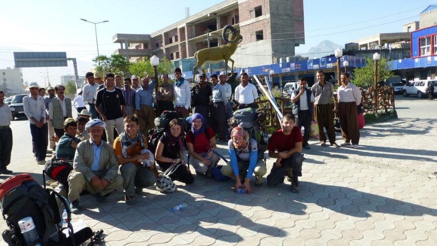 Všichni domorodci se chtějí vyfotit s nezvyklou návštěvou, Irák