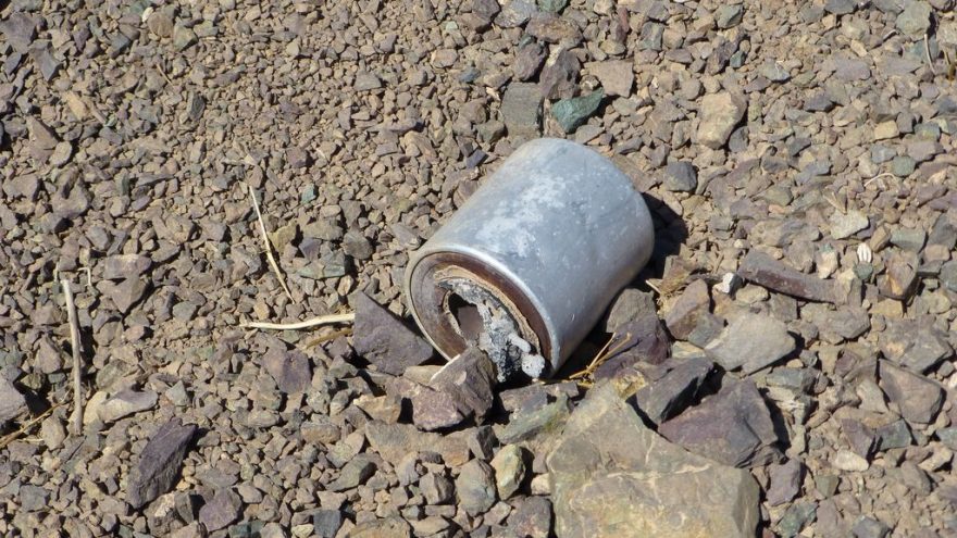 Nášlapných min zde člověk potká desítky. Někteří se i vybuchlým kouskům vyhýbají velkým obloukem. Někteří si je fotí. Divné pohledy našich kurdských průvodců odrážíme slovy: No my to doma nemáme, Irák