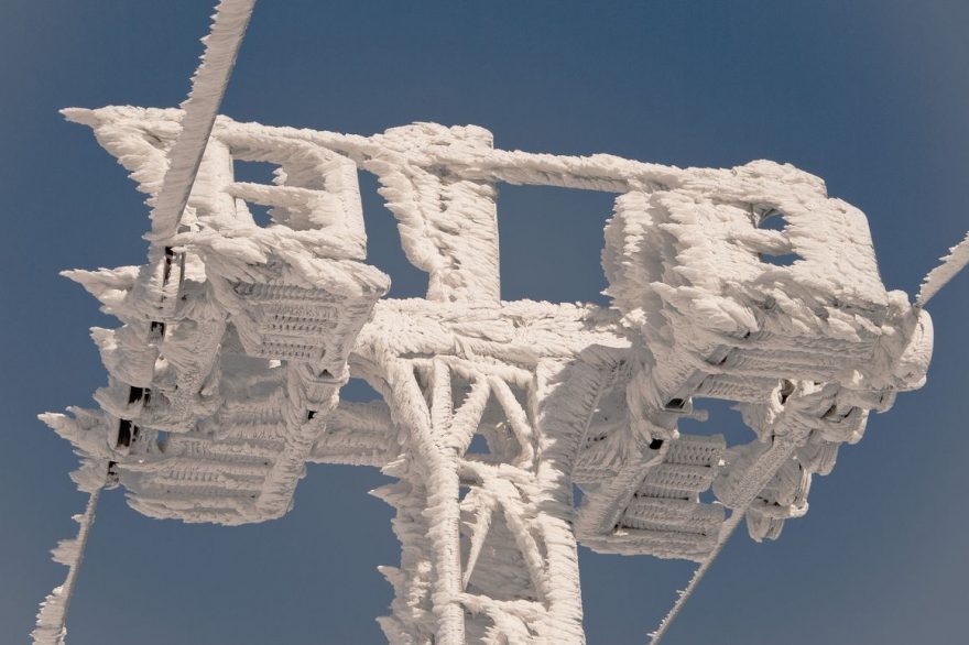 Větrné hrátky na sloupu lanovky