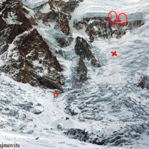 Nebezpečné seráky, křížek-depozit, kolečko 1.tábor, foto:  Ralf Dujmovits, zdroj: wspinanie.pl