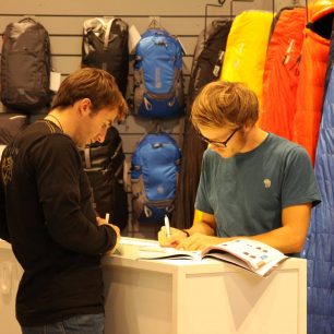 Pro krátký rozhovor jsme se setkali na stánku Mountain Hardwear, kde si Ueli vybíral výbavu pro výpravy v roce 2014