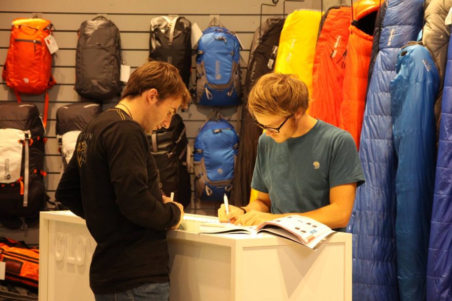 Pro krátký rozhovor jsme se setkali na stánku Mountain Hardwear, kde si Ueli vybíral výbavu pro výpravy v roce 2014