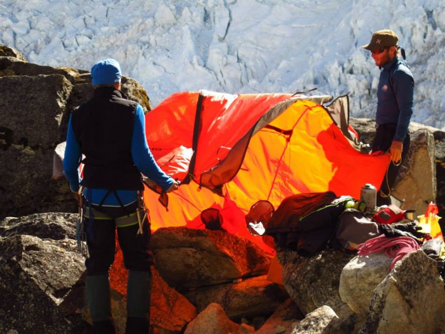 Balení stanu před výstupem do dvojky (Chopicalqui)