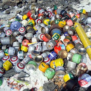 Plynové bomby jsou jen jedním z mnoha druhů odpadu, který na Everestu najdete