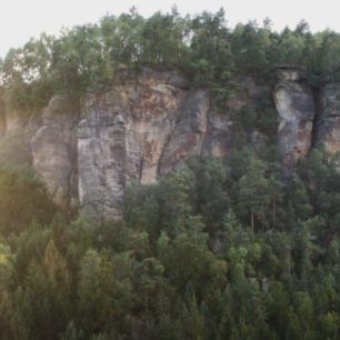 Skalní stěny v údolí